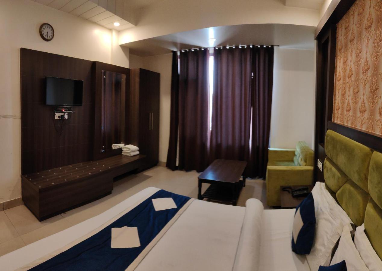 Hotel Krishna Katra  Zewnętrze zdjęcie