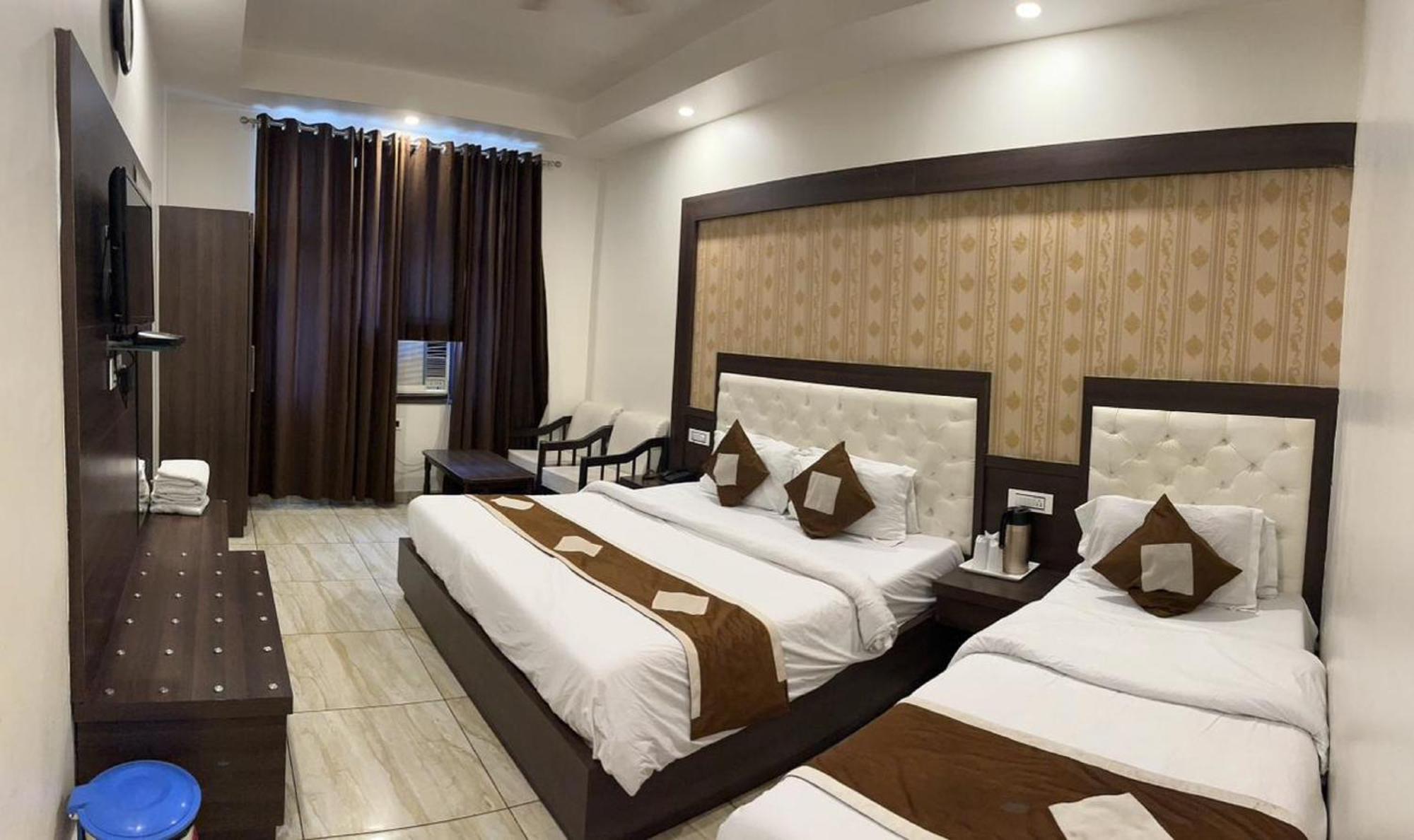 Hotel Krishna Katra  Zewnętrze zdjęcie